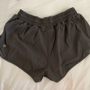 black lululemon shorts